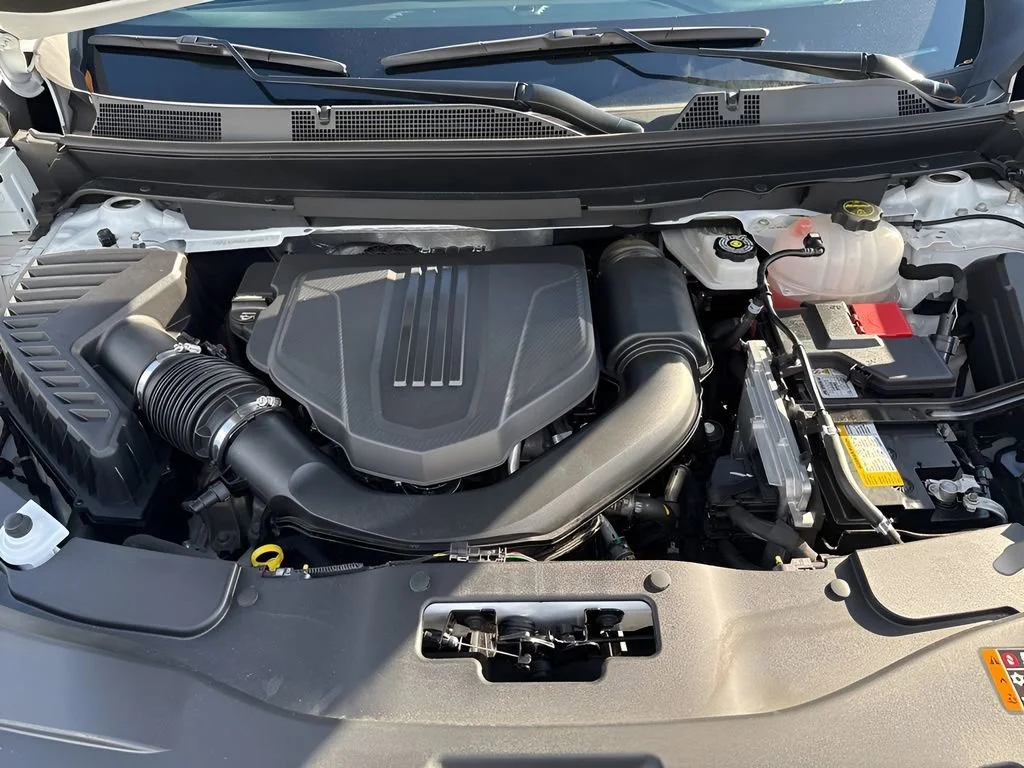 Used 2025 Summit White GMC Elevation image 32