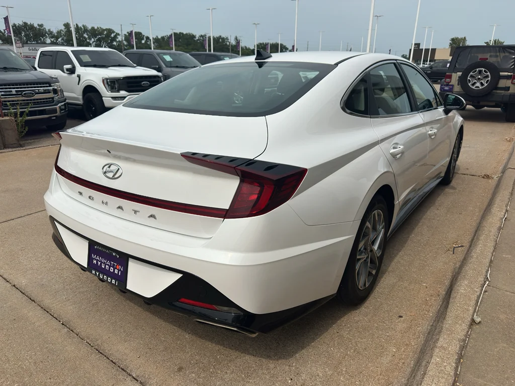 Used 2023 Serenity White Hyundai SEL image 9