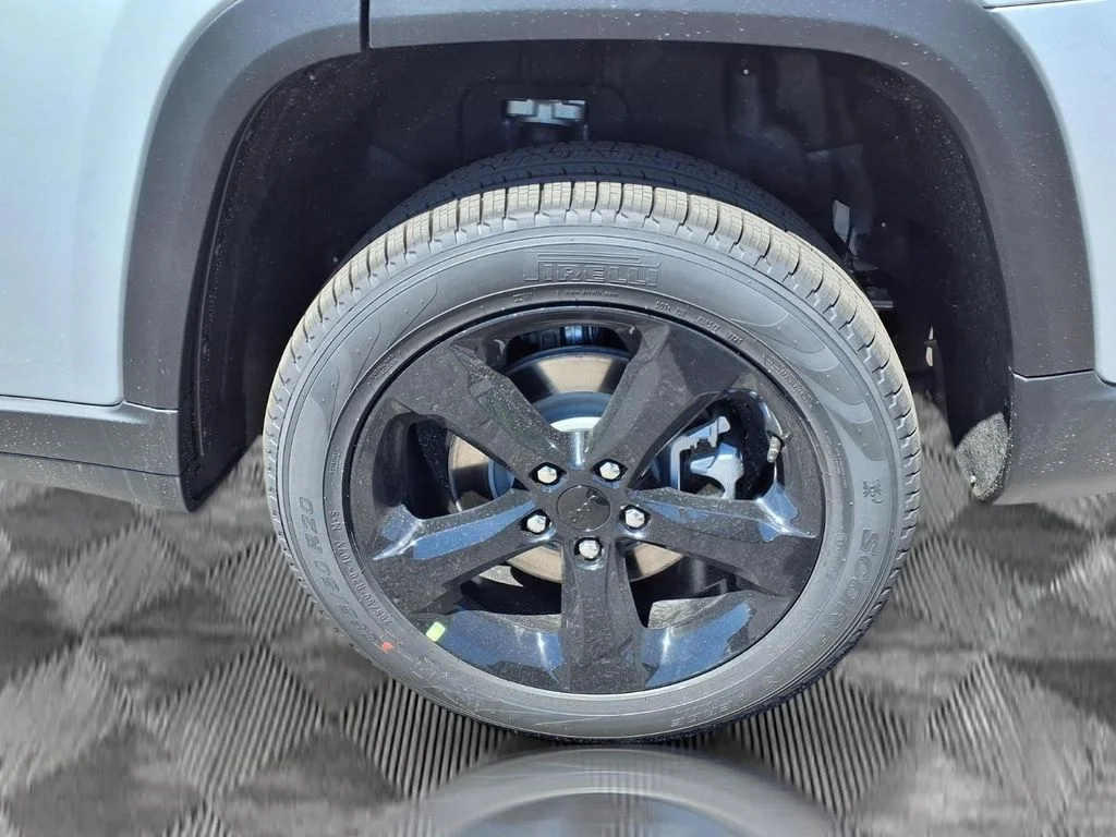 New 2026 Silver Zynith Exterior Paint Jeep Limited image 20