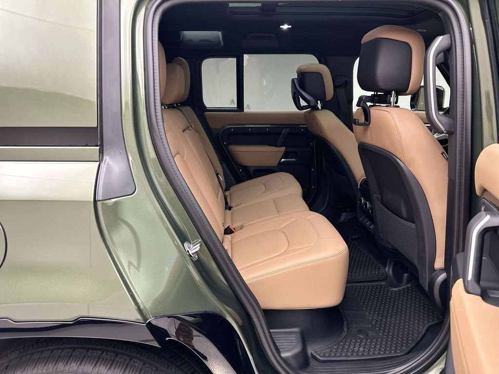 New 2026 Woolstone Green Land Rover X-Dynamic SE image 7