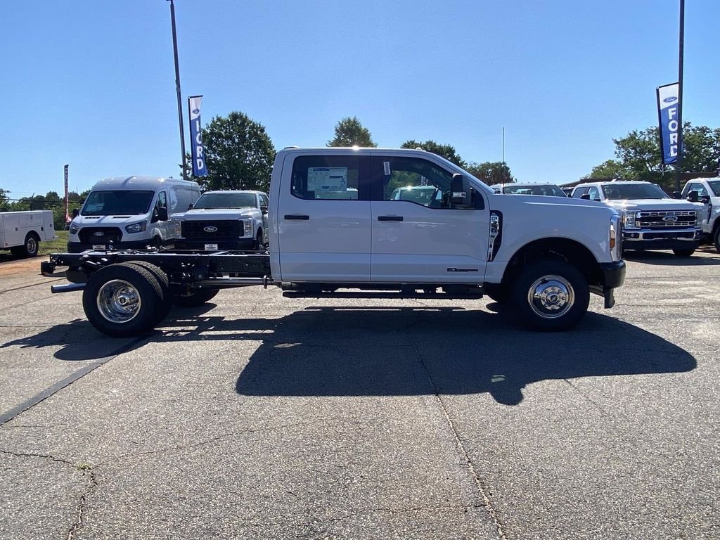 New 2026 White Ford F350 4X4 CRW CC image 2