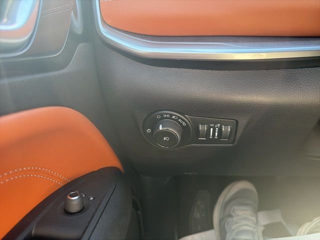 Used 2024 White/off-white Jeep Limited image 13