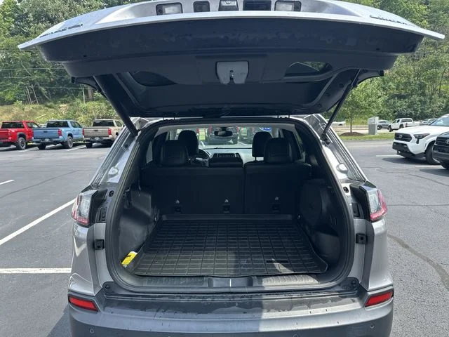 Used 2019 Silver Jeep Limited image 22