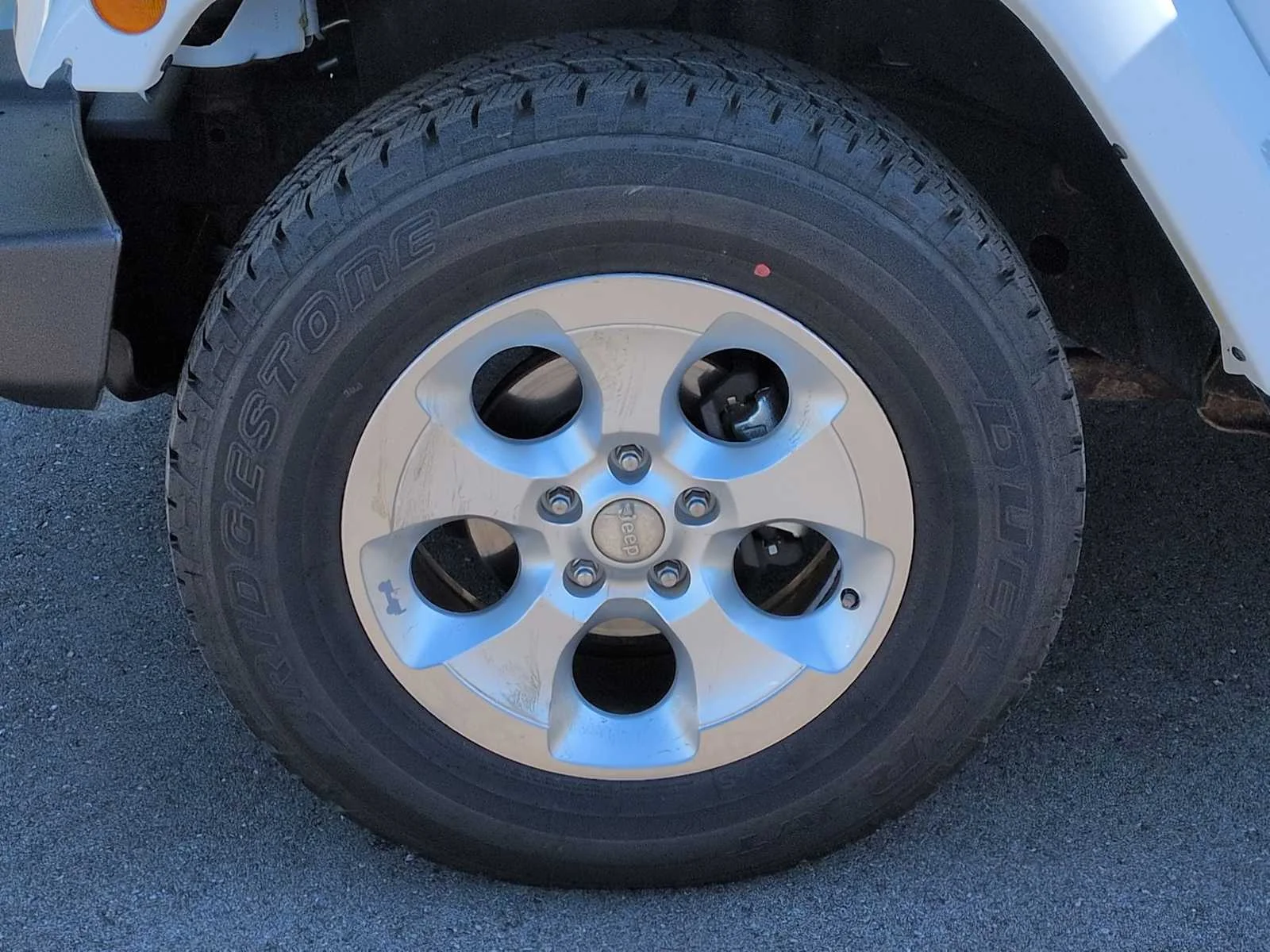 Used 2014 Bright White Clearcoat Jeep Sahara image 13