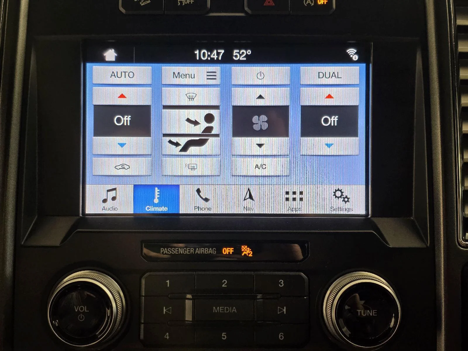 Used 2019 White Platinum Metallic Tri-Coat Ford Platinum image 38