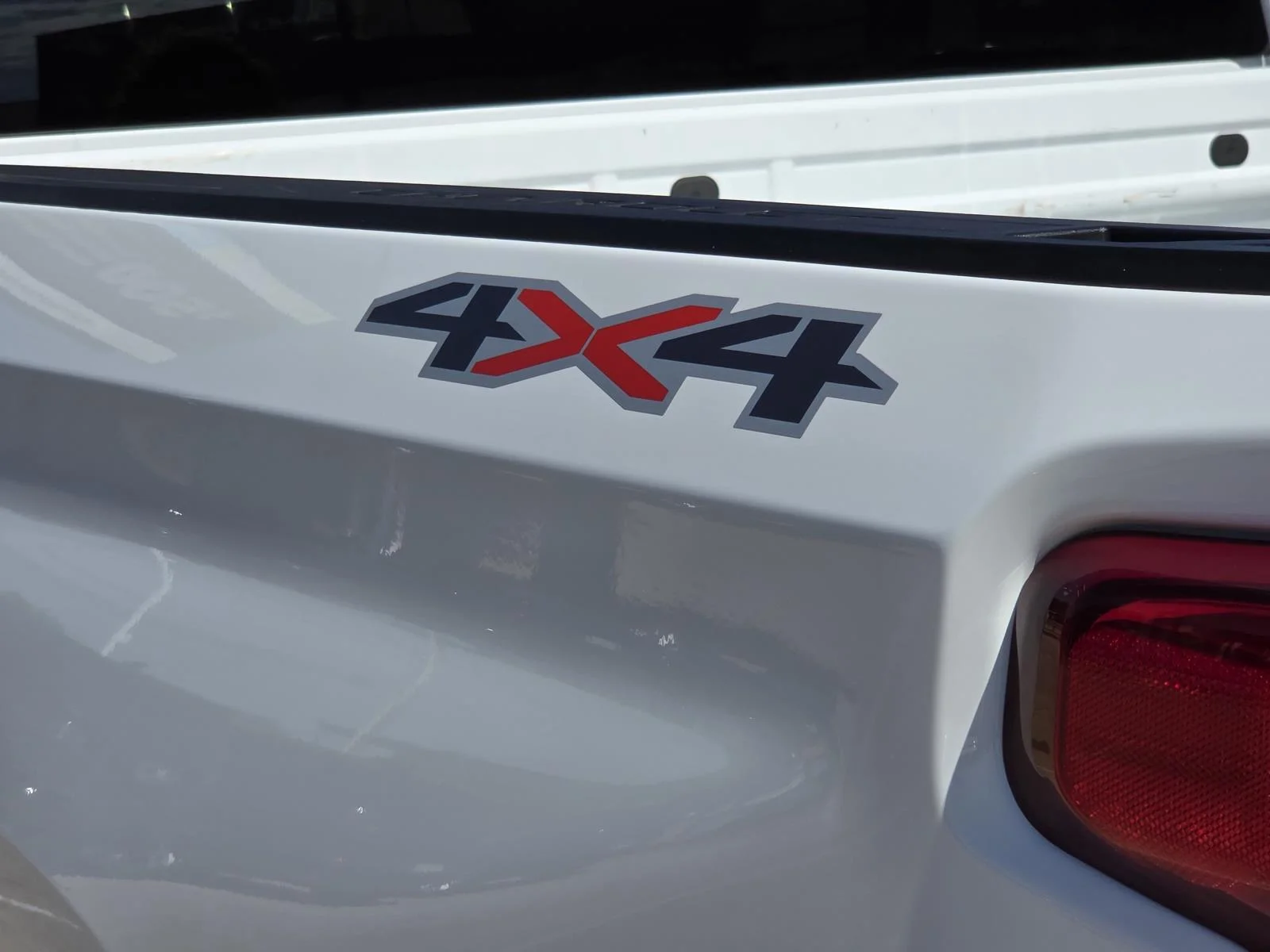 Used 2024 Summit White Chevrolet LT image 9