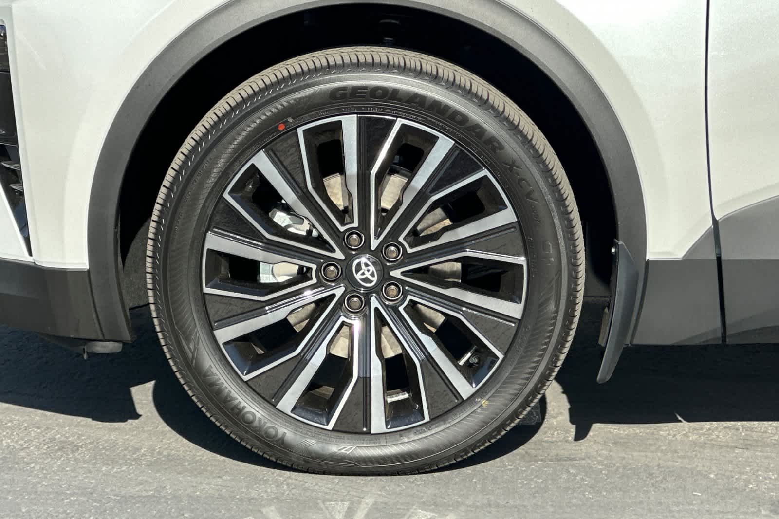 New 2026 Wind Chill Pearl with Midnight Black Metallic roof <sup>1</sup> Toyota  XSE image 23