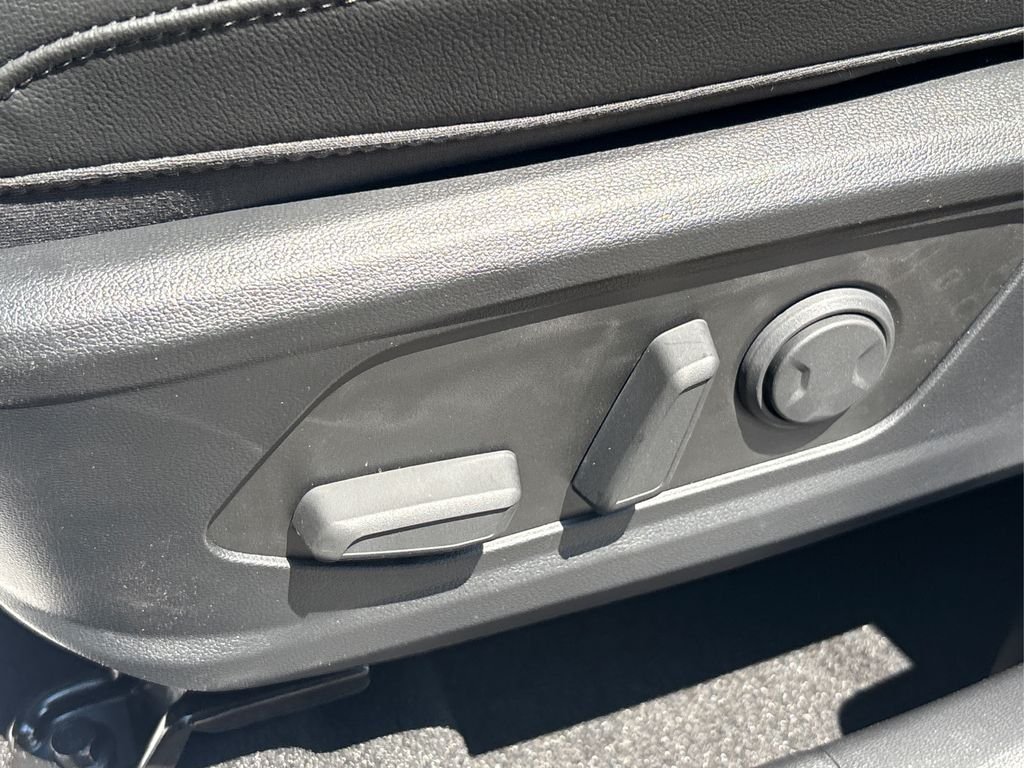 Used 2025 Black Hyundai SEL Convenience image 33