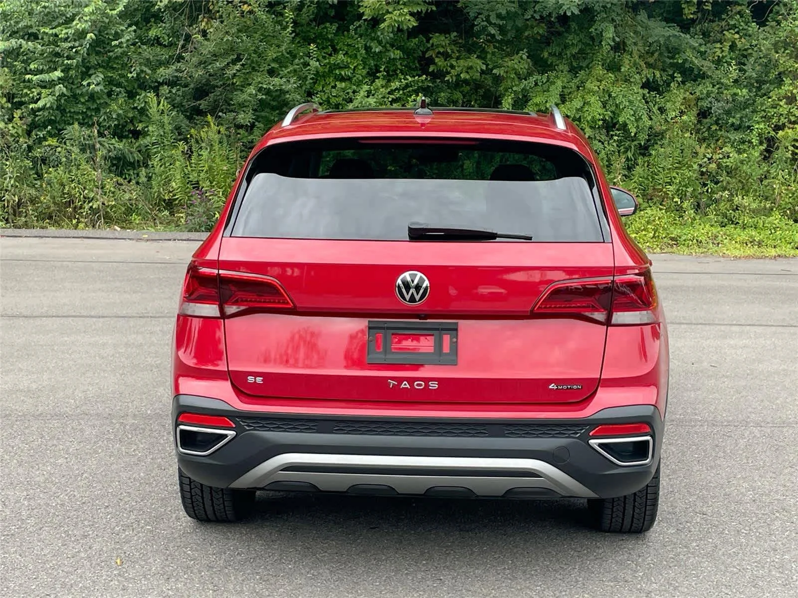 Used 2022 Red Volkswagen SE image 4
