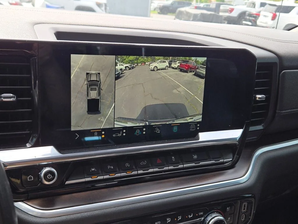 Used 2022 White GMC SLT image 33