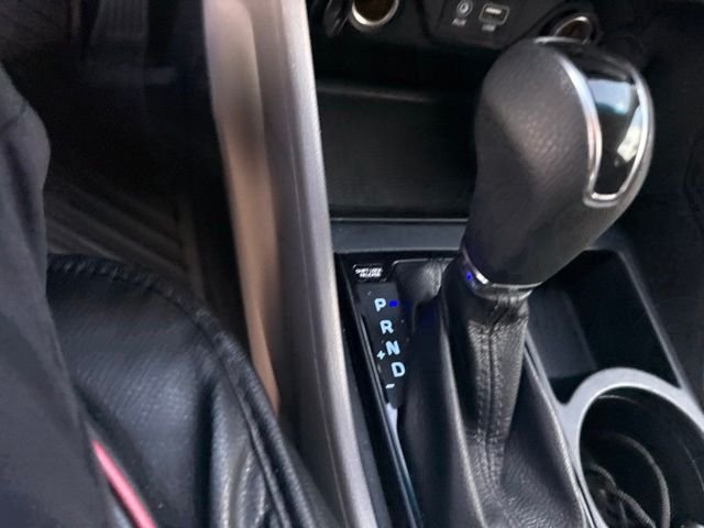 Used 2021 White Hyundai SE image 15
