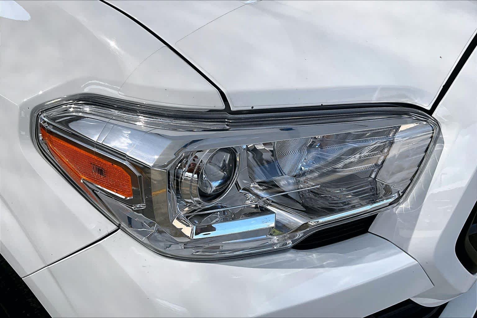 Used 2018 Super White Toyota SR image 26