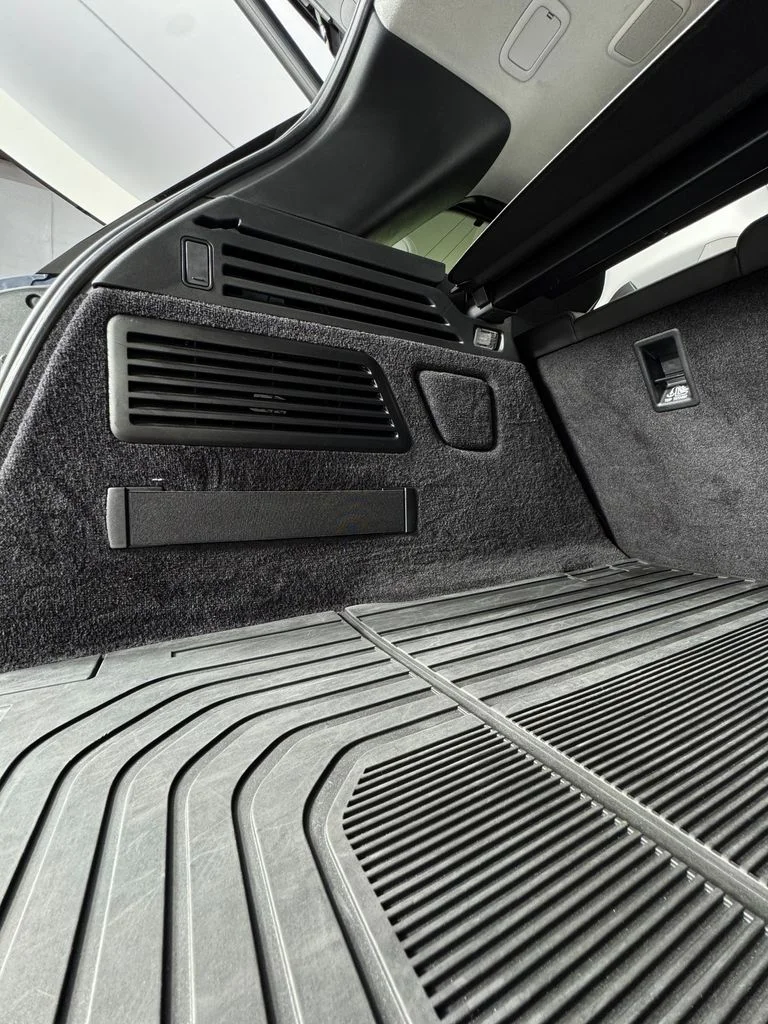 Used 2025 Velocity Blue SV Bespoke Ultra Metallic Satin Land Rover SV Edition Two image 9