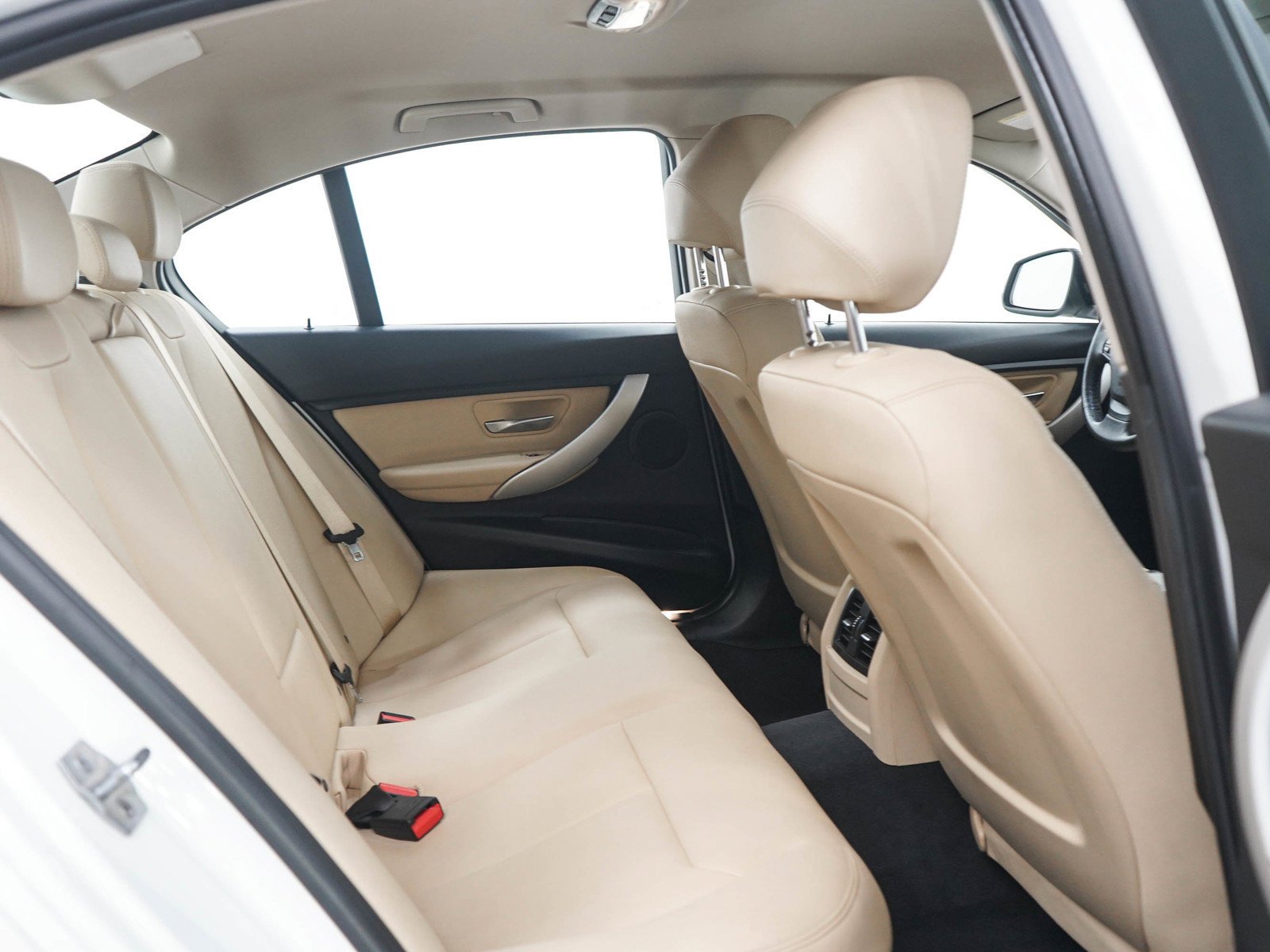 Used 2018 Alpine White BMW 320i xDrive image 12