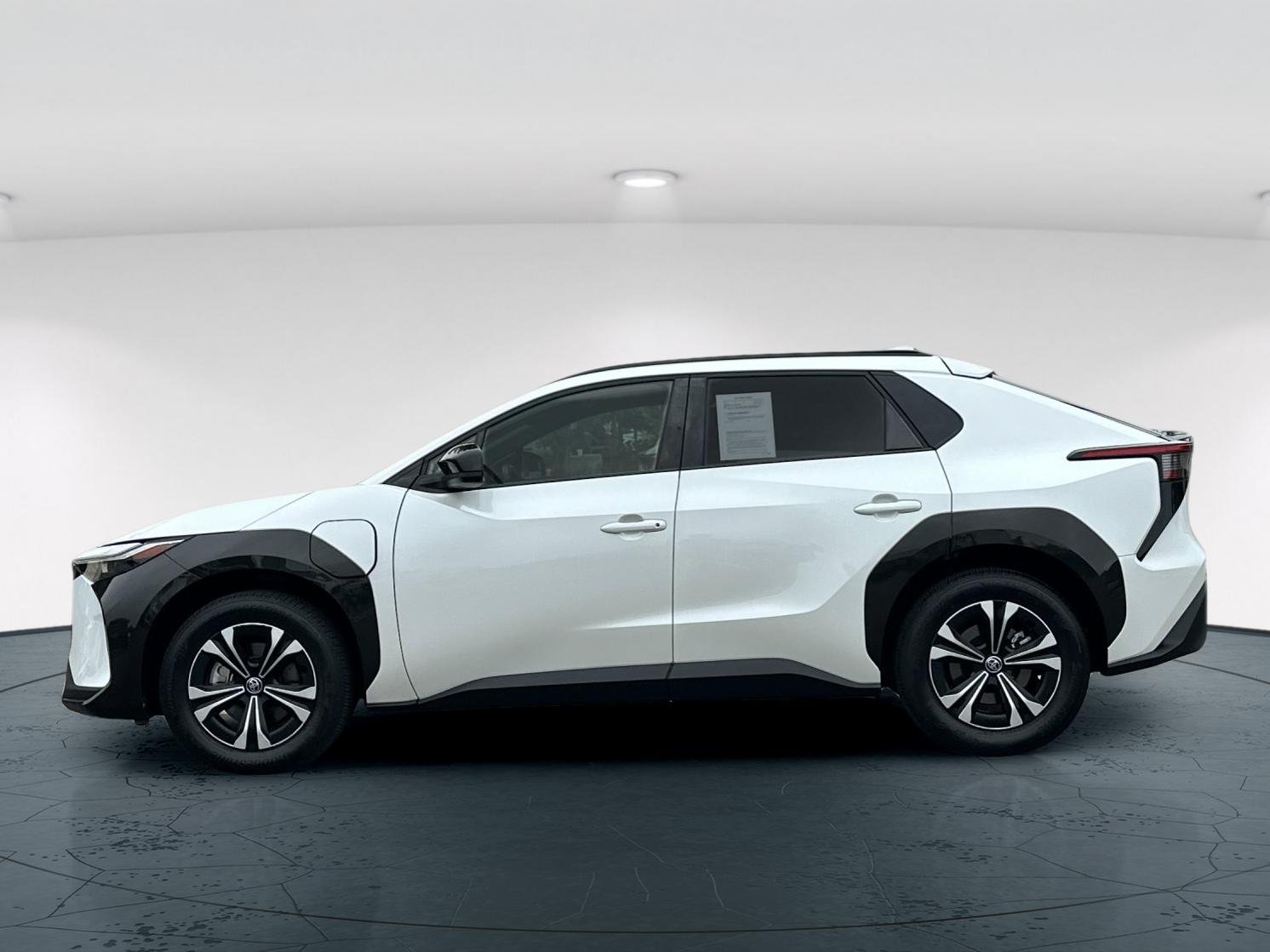 Used 2023 Pearl Toyota XLE 4D Sport Utility image 3