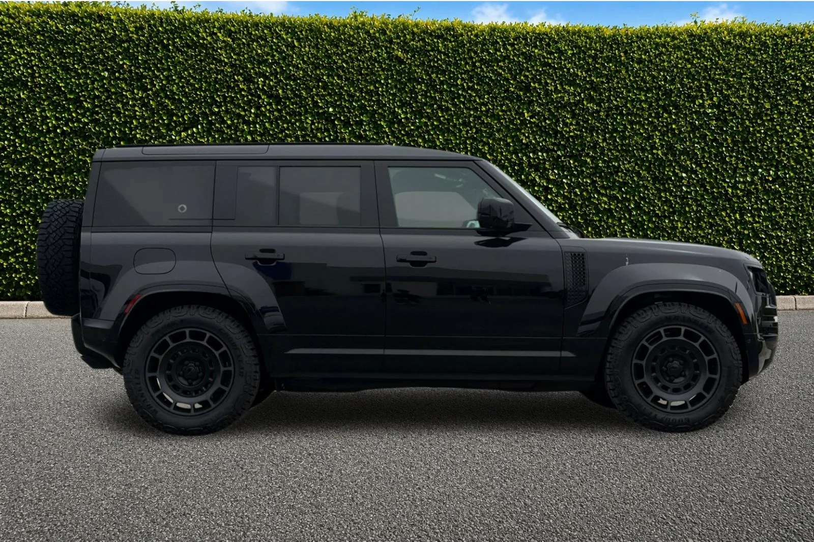 2026 Land Rover Defender OCTA Black - Photo 7