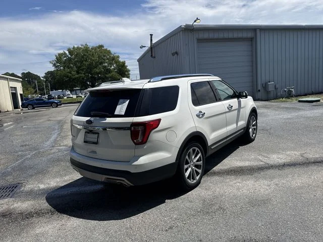 Used 2017 White Ford Limited image 5