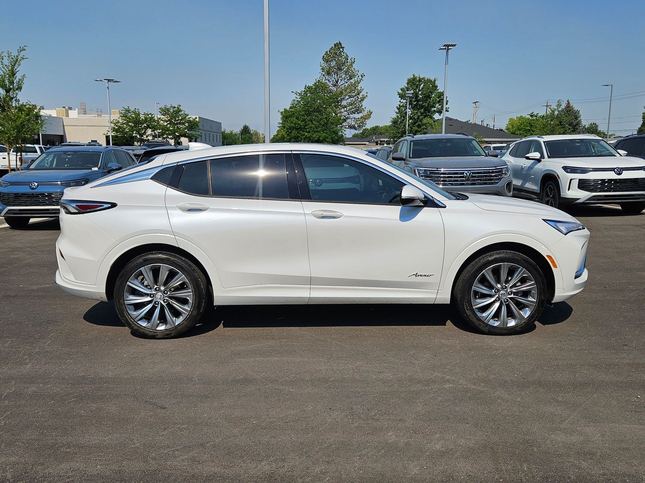 Used 2025 White Frost Tricoat Buick Avenir image 3