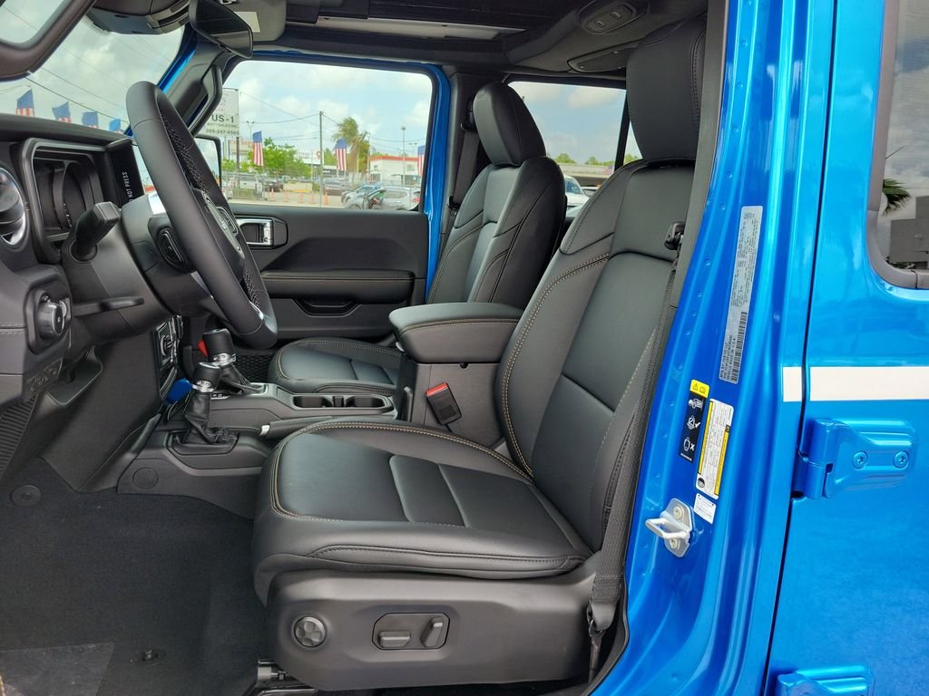New 2026 Hydro Blue Pearl-Coat Exterior Paint Jeep Sahara image 14