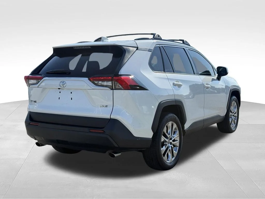 Used 2021 White Toyota XLE Premium image 26