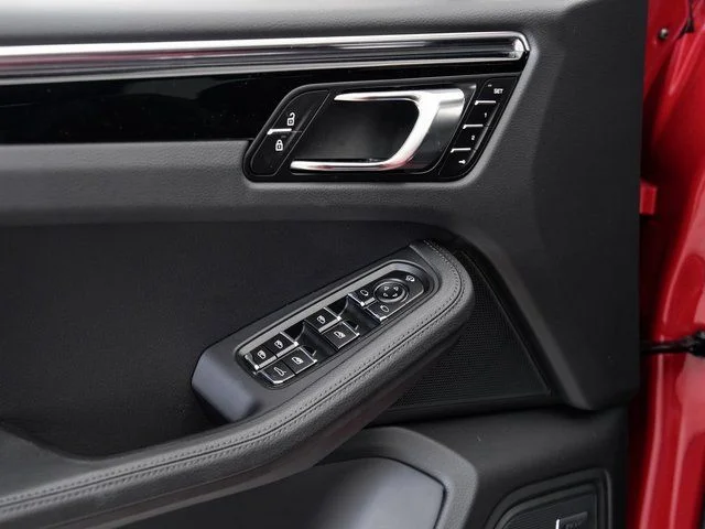 2025 Porsche Macan - Photo 8