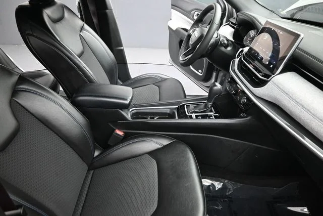 Used 2023 Silver Jeep Latitude image 21