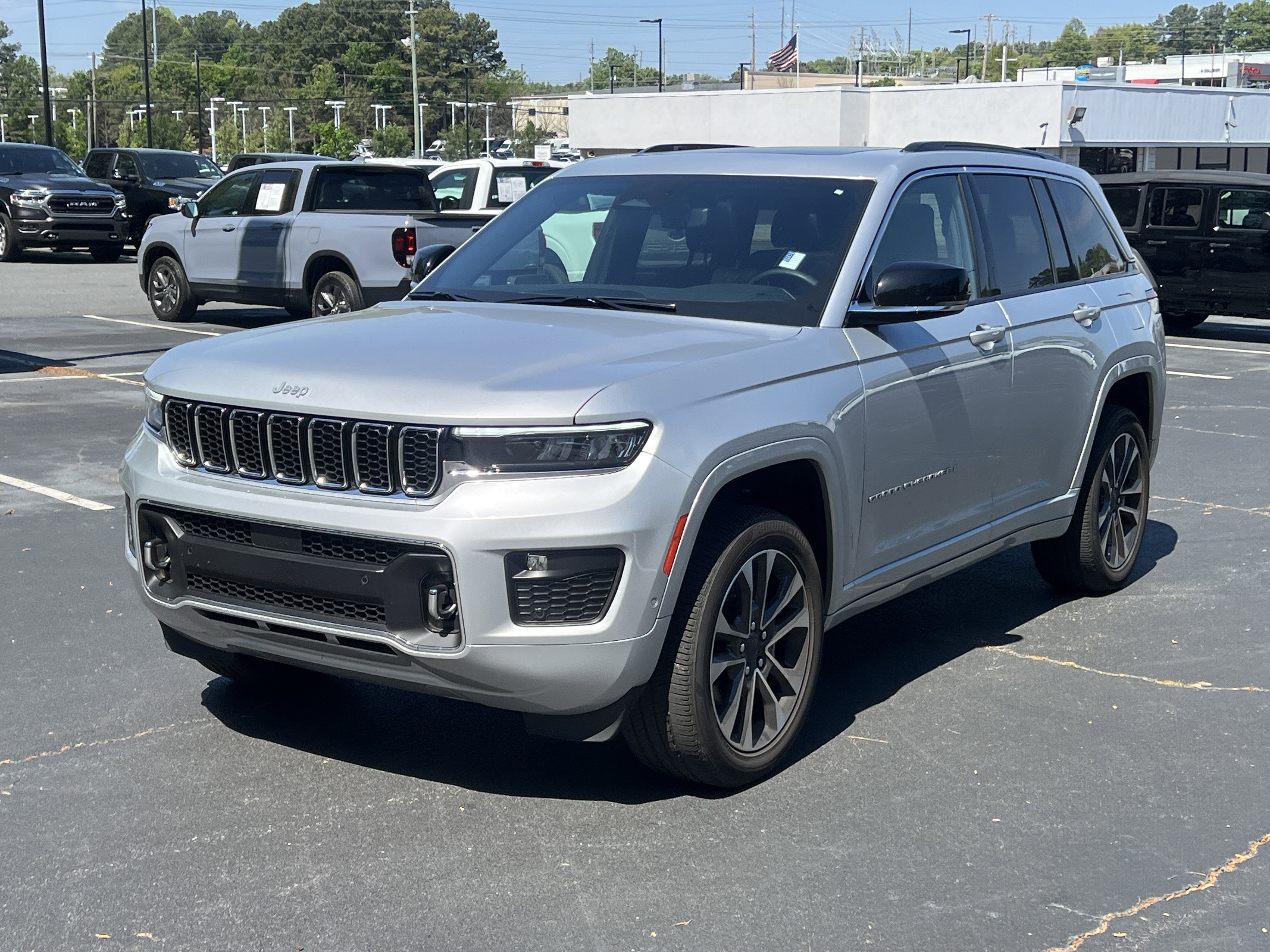 Used 2024 Silver Zynith Jeep Overland image 3