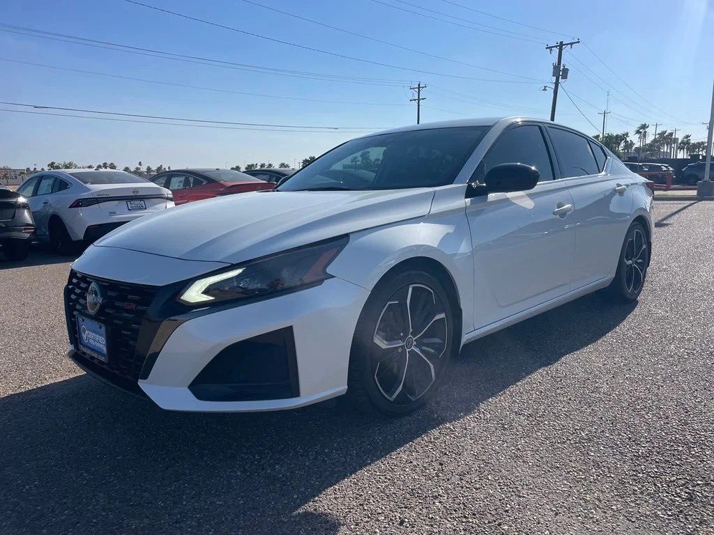 Used 2023 White Nissan 2.5 SR image 3