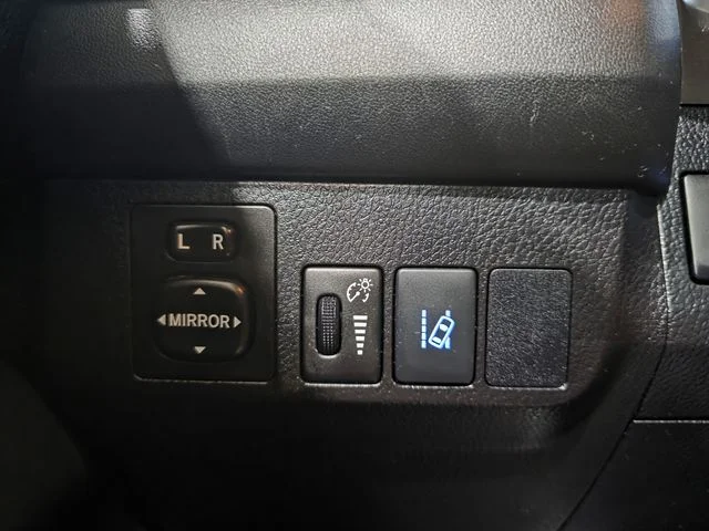 Used 2017 Silver Toyota LE image 18