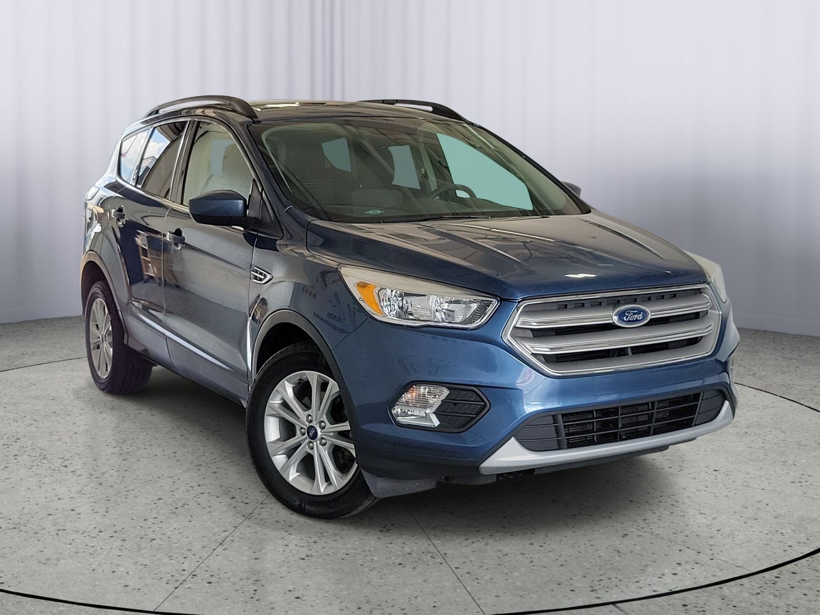 Used 2018 Blue Ford SE image 1