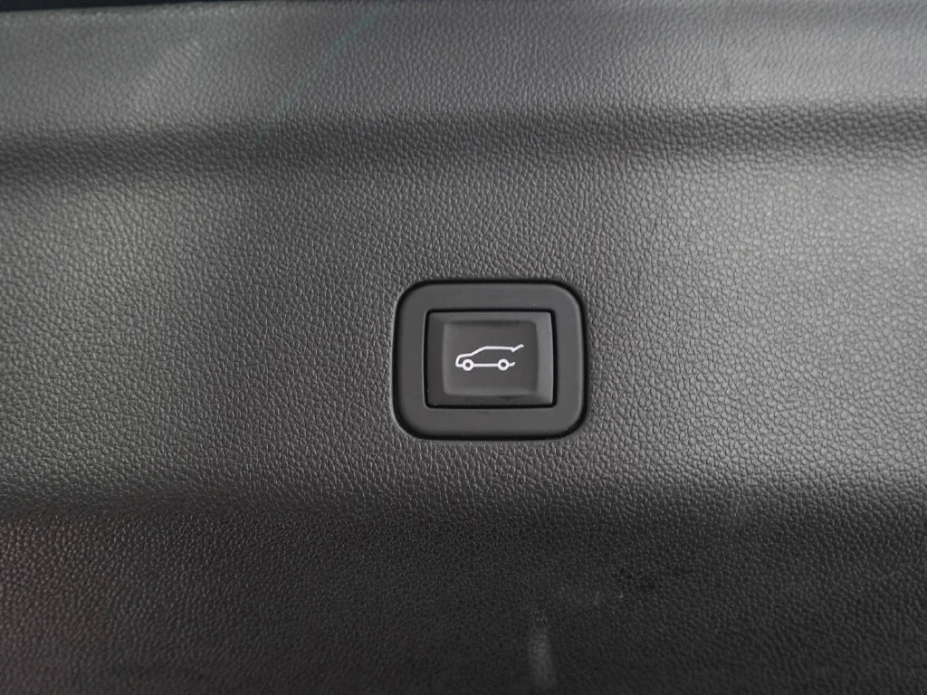 Used 2025 Onyx Black GMC Denali image 10