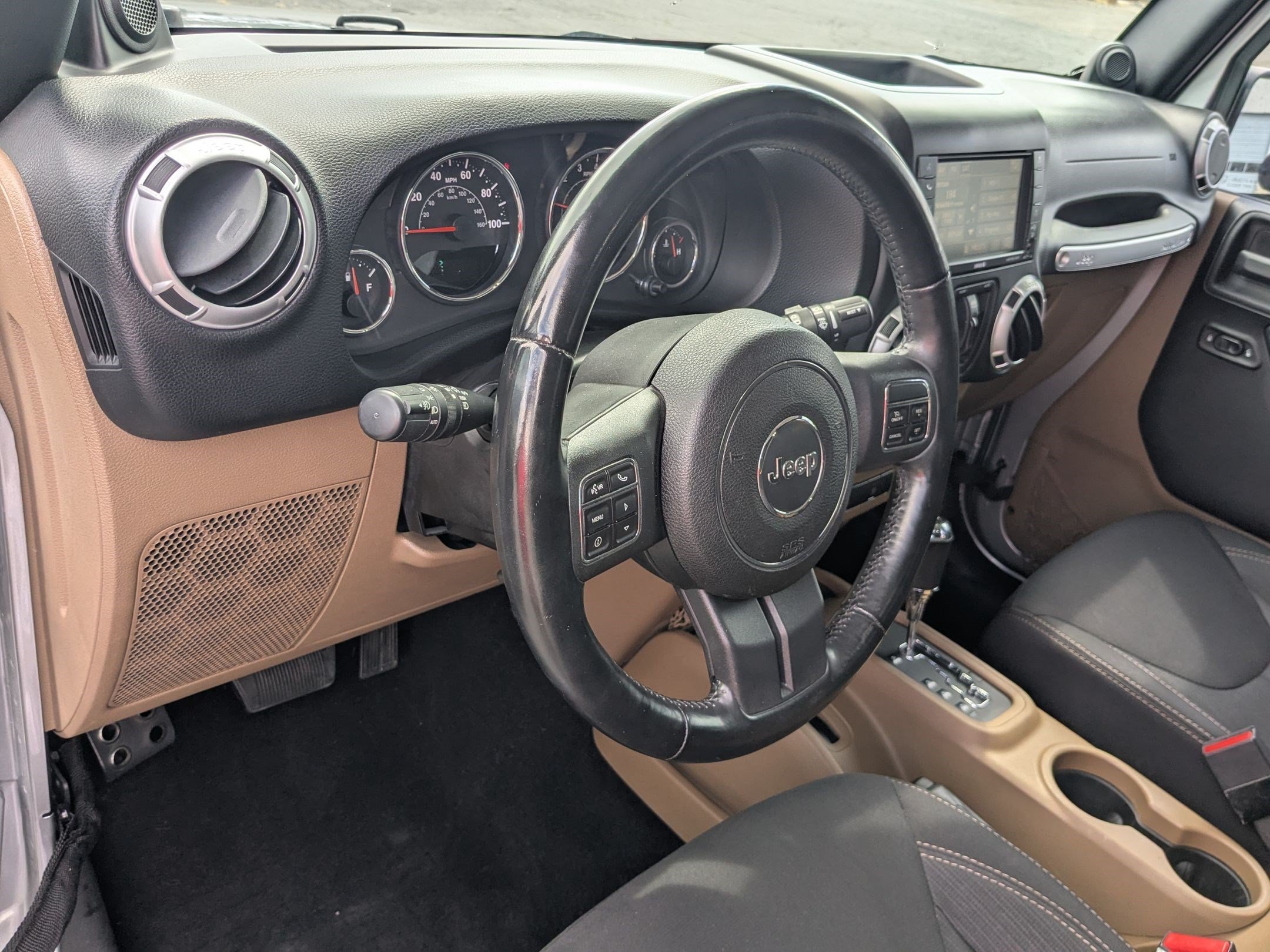 Used 2014 Billet Metallic Clearcoat Jeep Sahara image 15