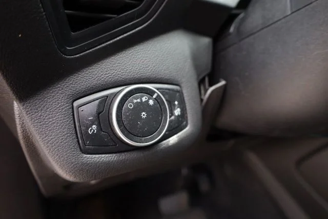 Used 2015  Ford S image 18