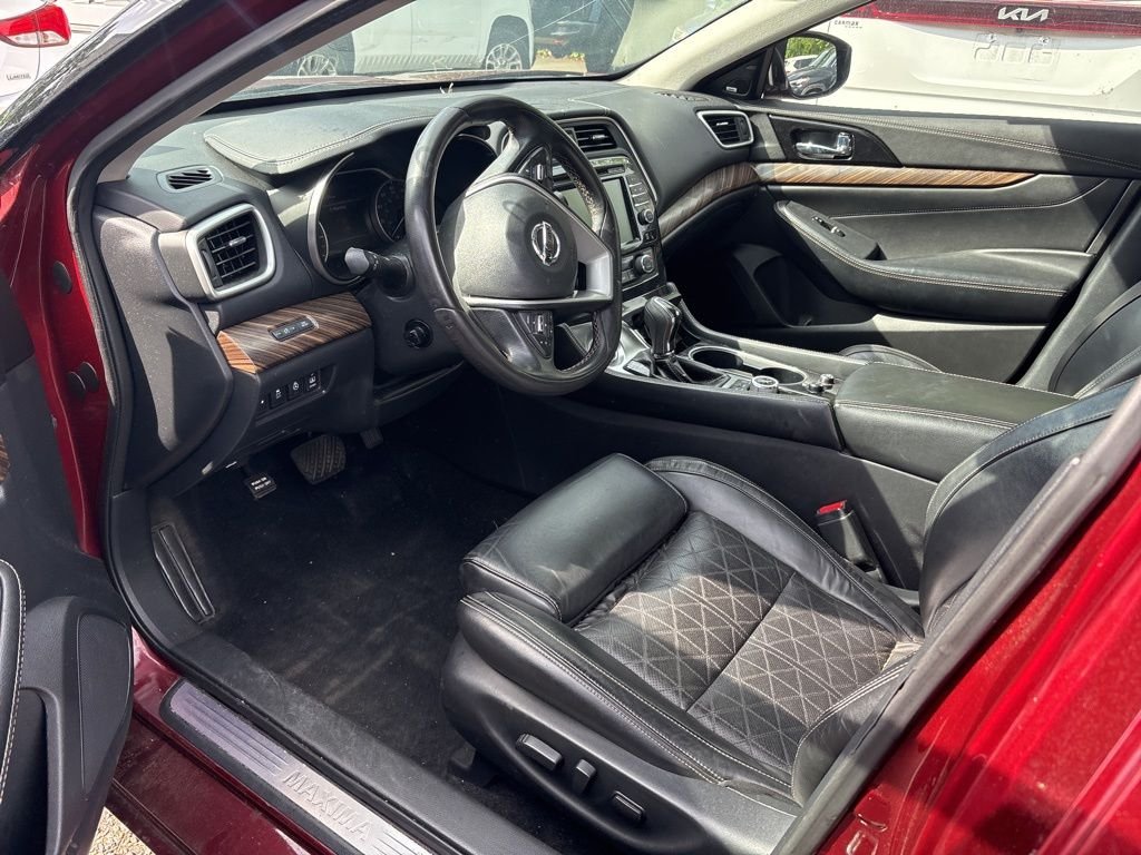 Used 2017 Red Nissan Platinum image 17