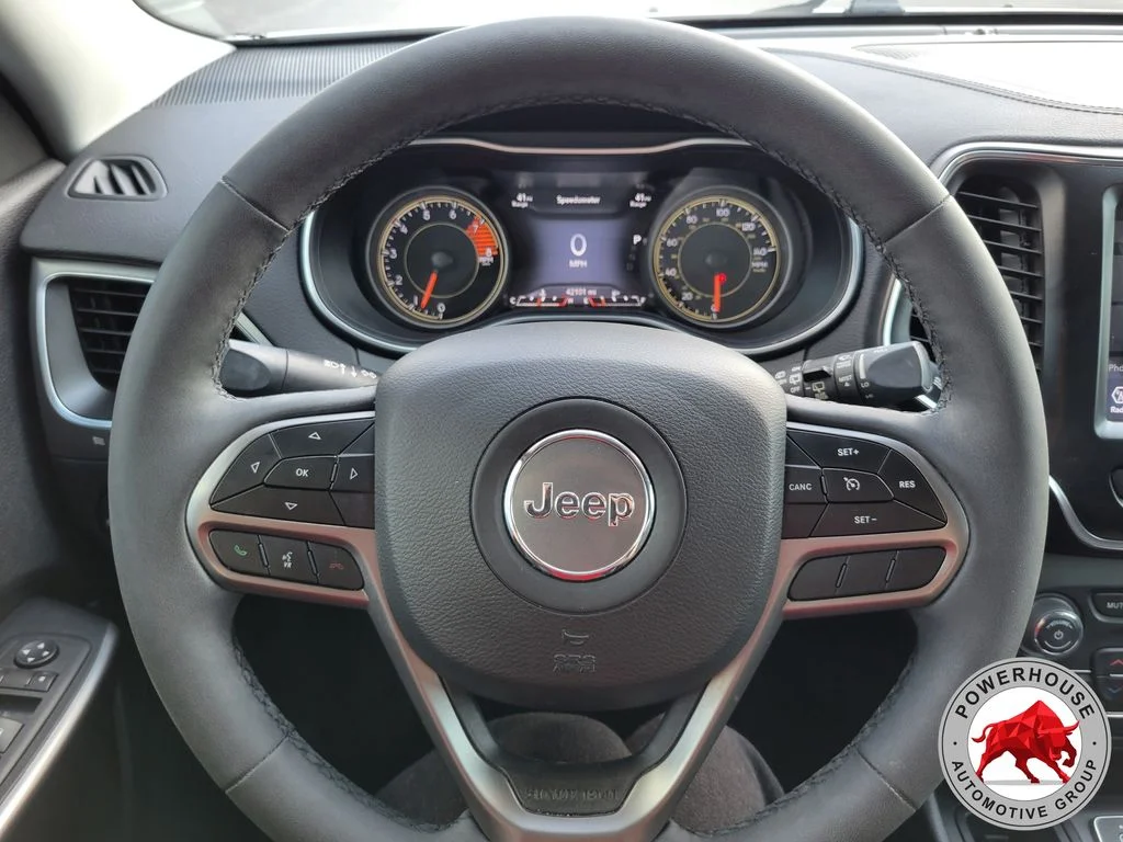 Used 2022 White Jeep Latitude Lux image 34