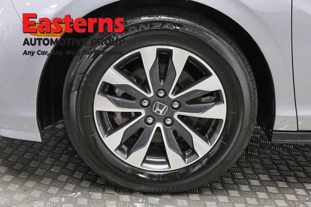 Used 2023 Silver Honda EX-L image 29