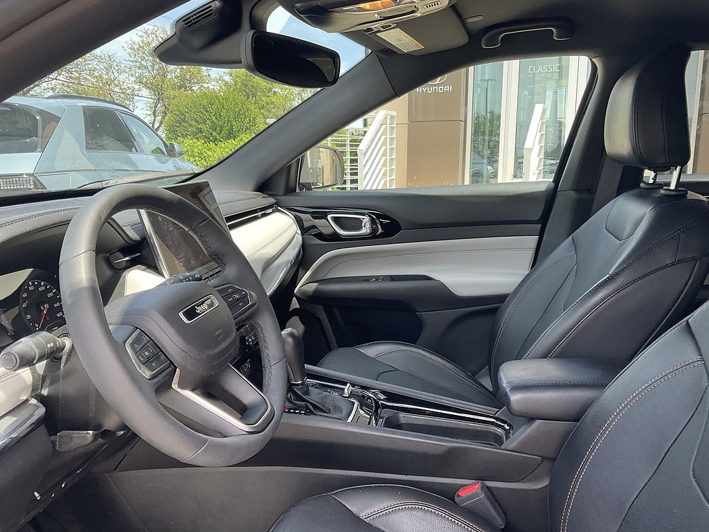 Used 2023 Diamond Black Crystal Pearl Coat Jeep Limited image 2