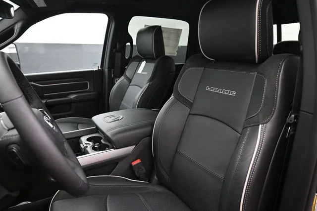 New 2026 Diamond Black Crystal Pearl-Coat Exterior Paint RAM Laramie image 7