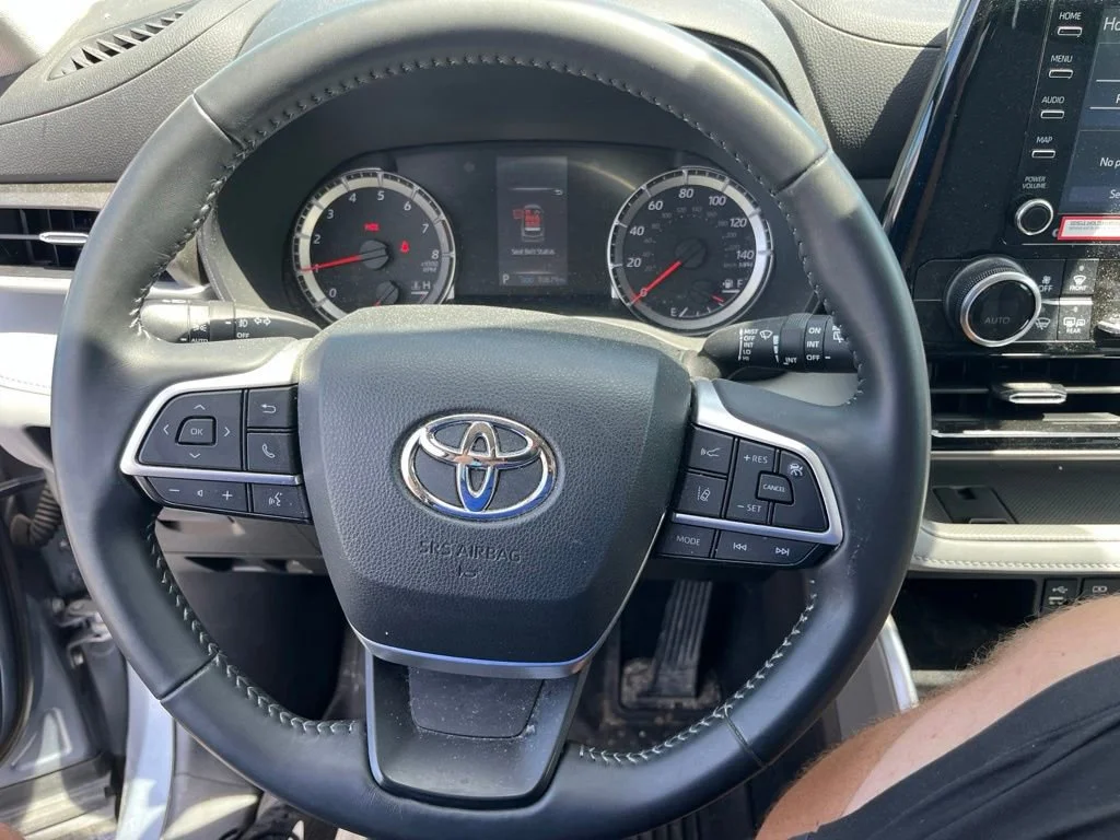 Used 2022 Moon Dust Toyota LE image 21