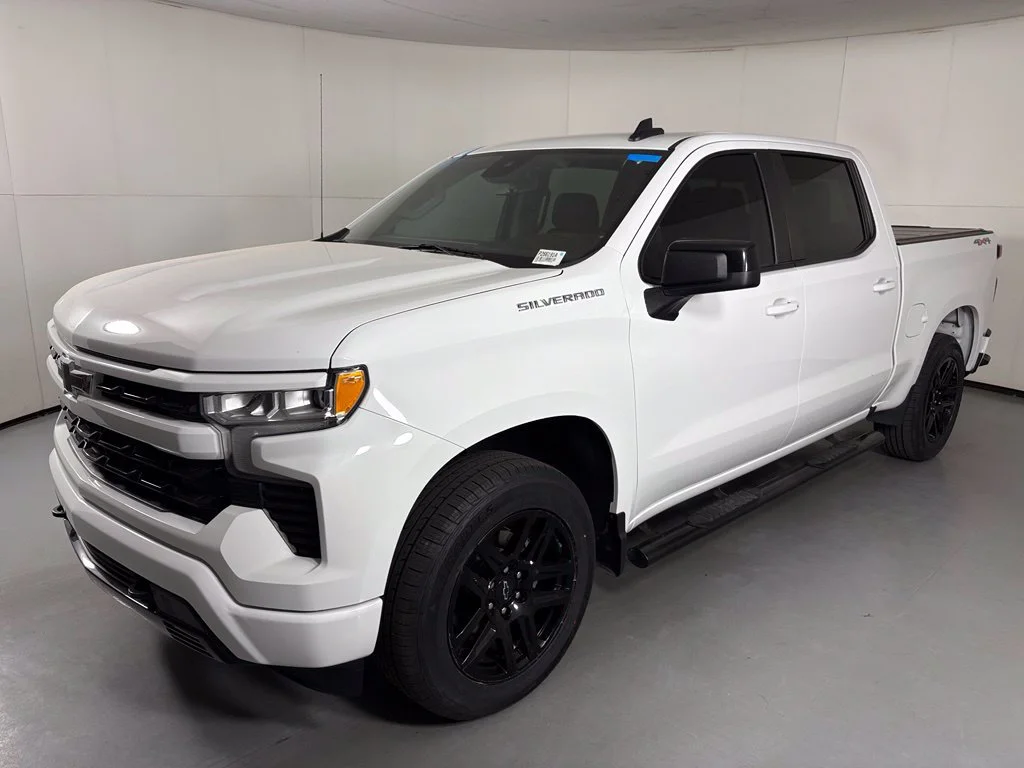 Used 2023 SUMMIT WHITE Chevrolet RST image 4