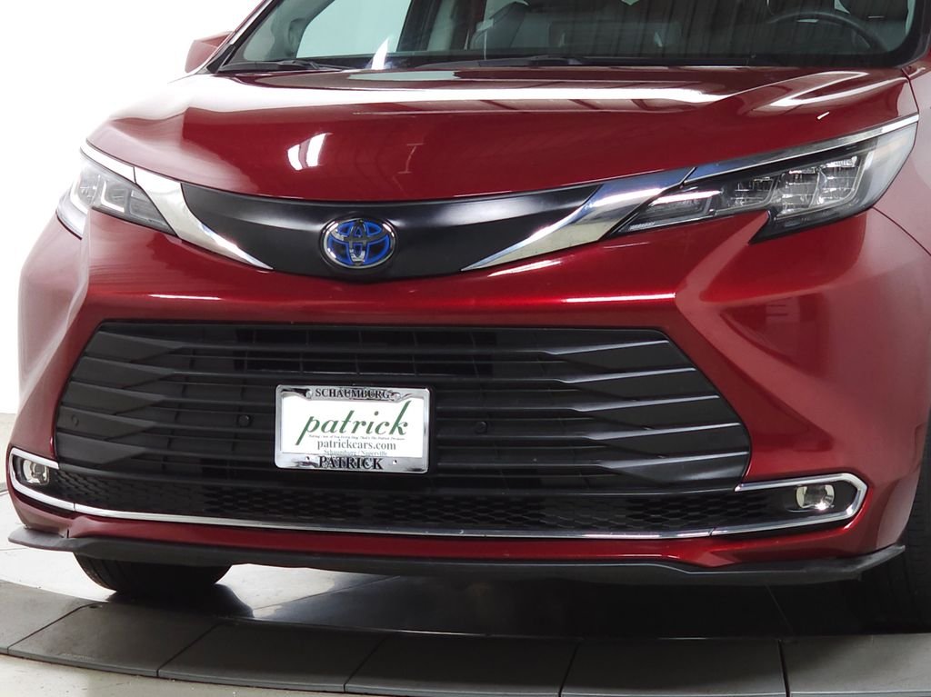 Used 2022 Pearl Toyota XLE image 3