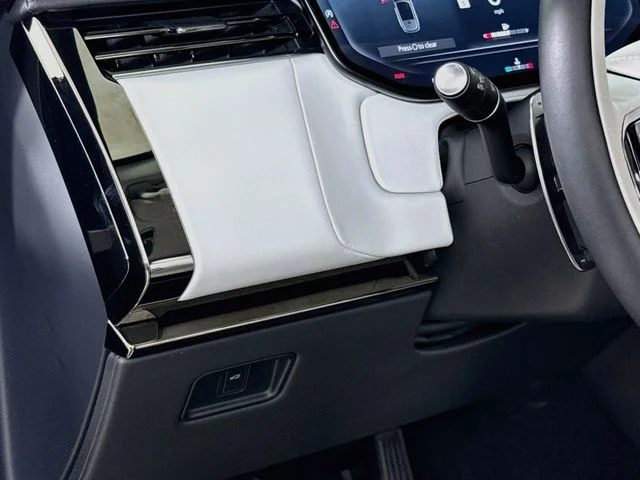 Used 2024 Gray Land Rover Dynamic SE image 10