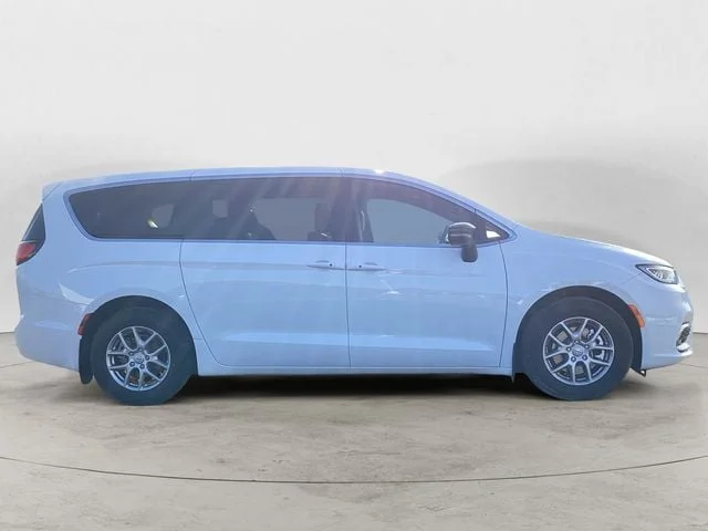 New 2026 Bright White Clearcoat Chrysler SELECT image 7