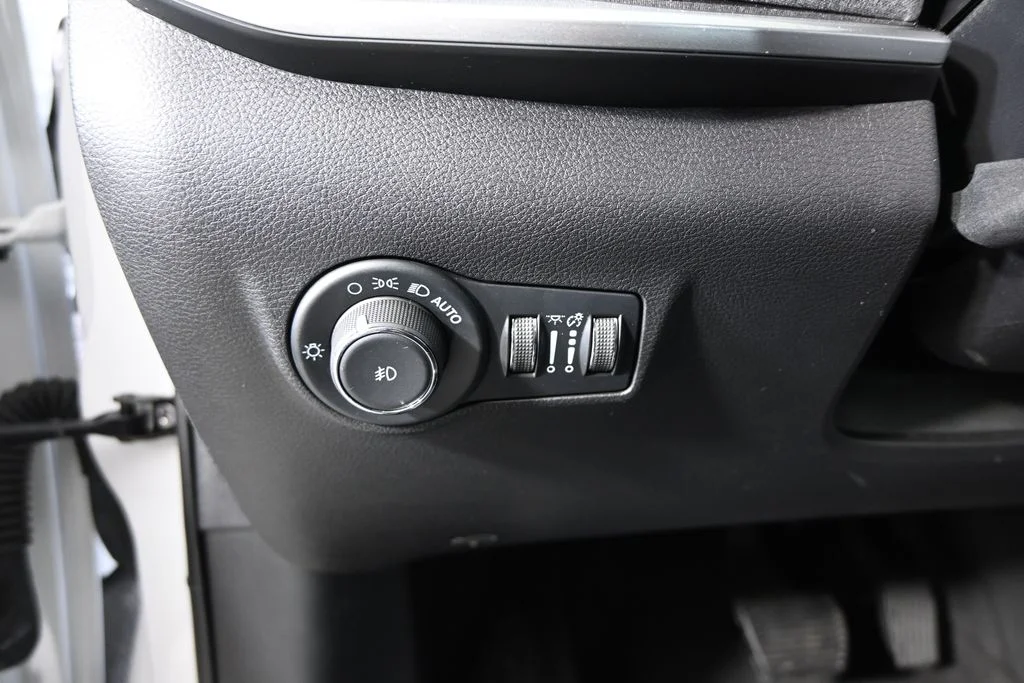 Used 2022 White Jeep Latitude image 23