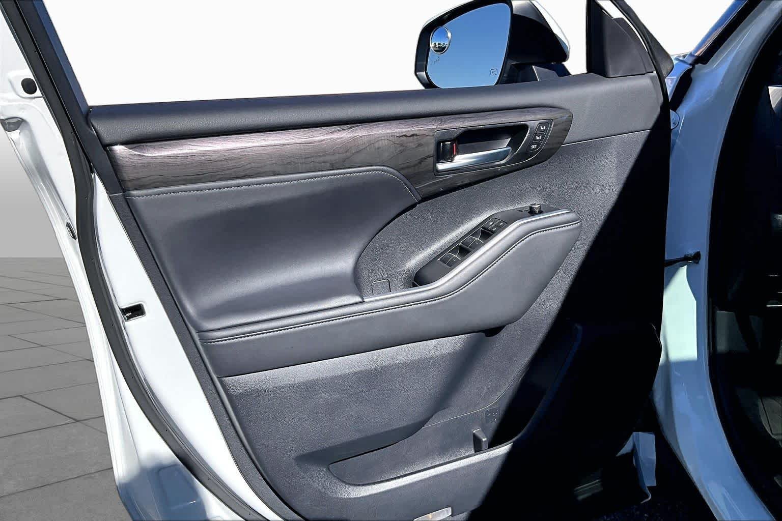 Used 2026 Wind Chill Pearl Toyota Platinum image 22