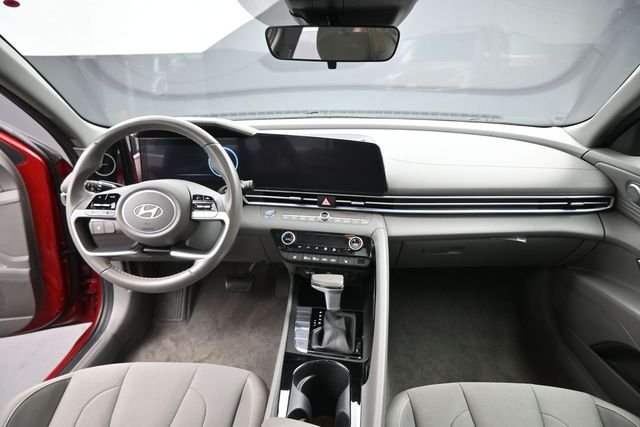 Used 2025 Red Hyundai SEL Convenience image 16