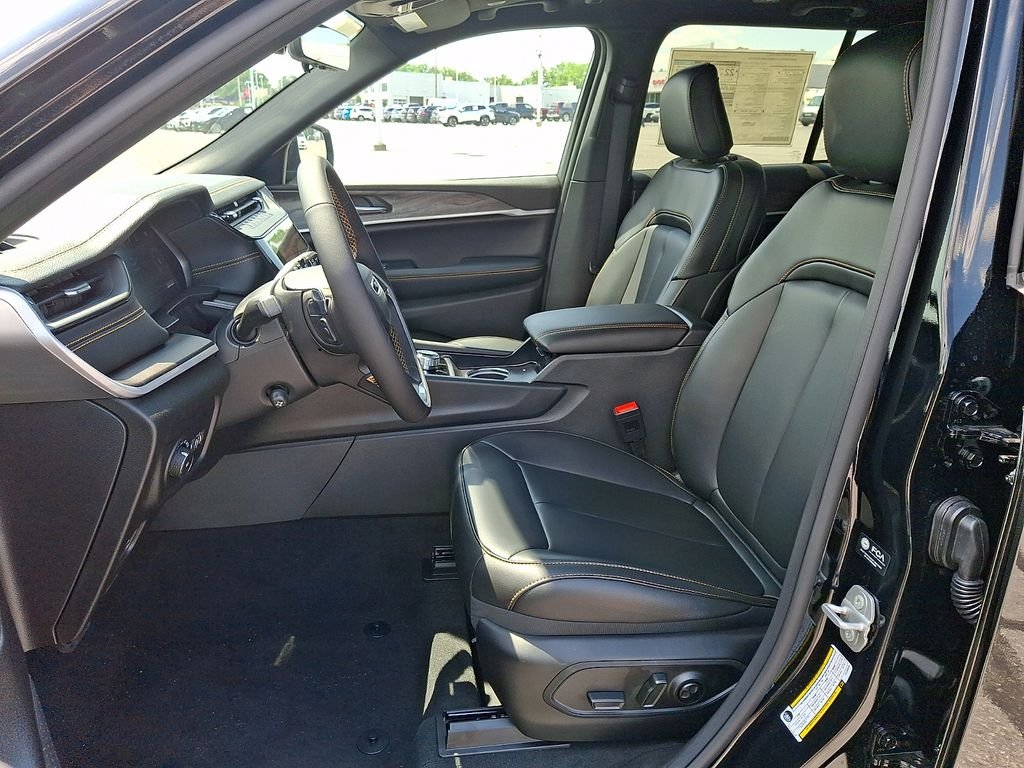 New 2026 Diamond Black Crystal Pearlcoat Jeep  image 9