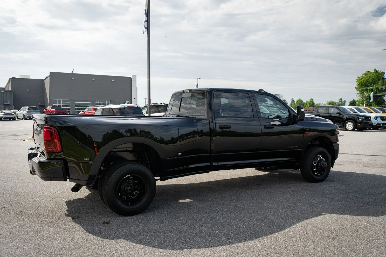 New 2026 Diamond Black Crystal Pearl-Coat Exterior Paint RAM Big Horn image 10