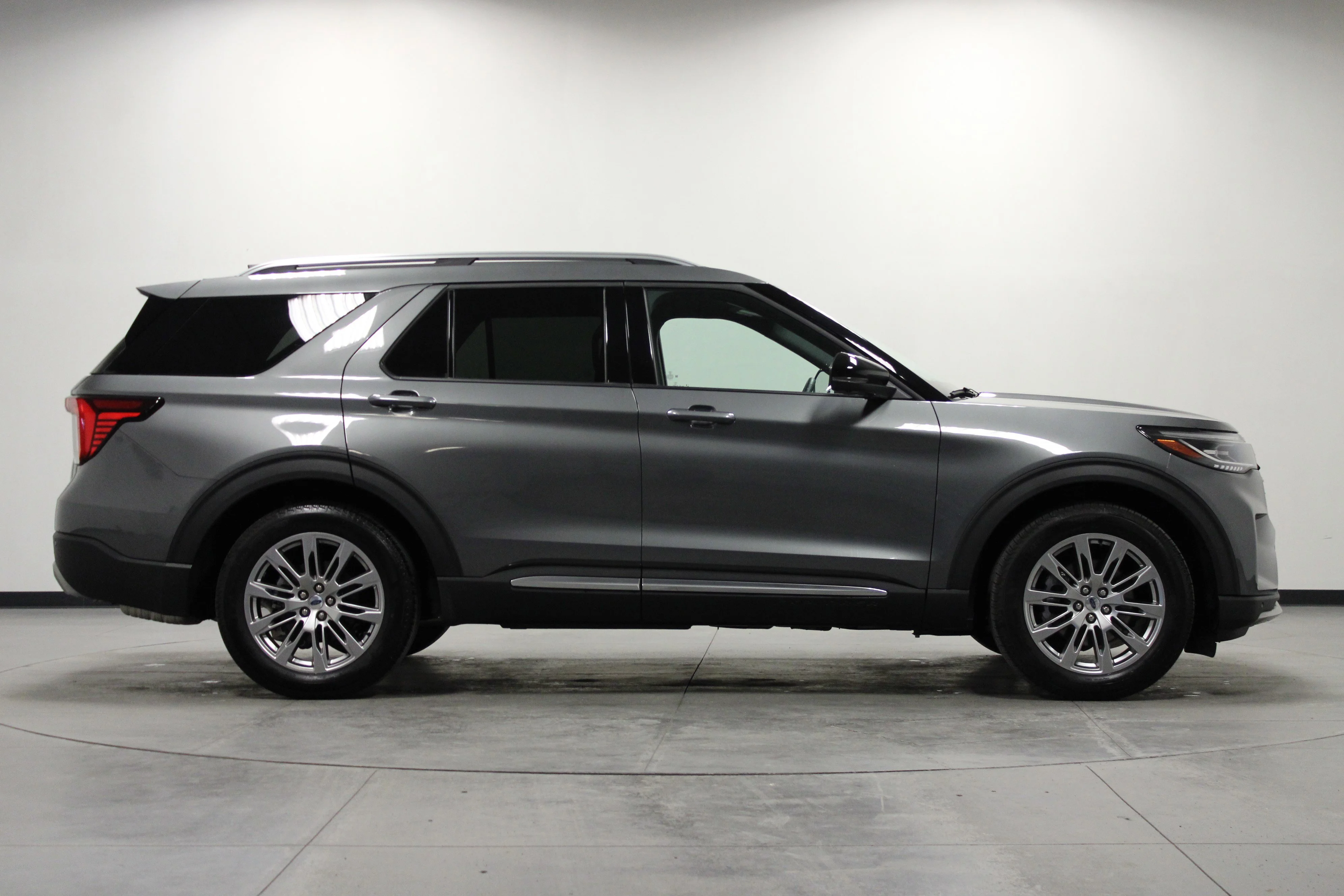Used 2025 Gray Metallic Ford Platinum image 3