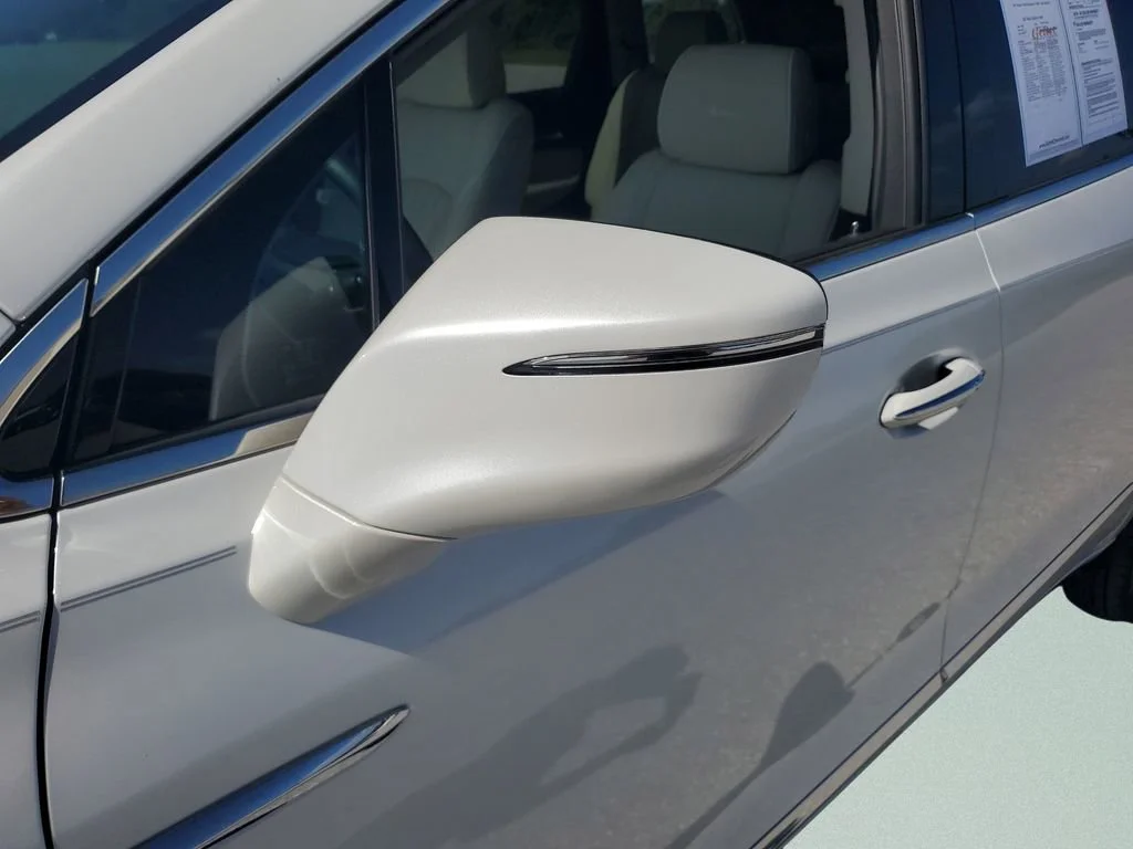 Used 2023 White Frost Tricoat Buick Avenir image 27